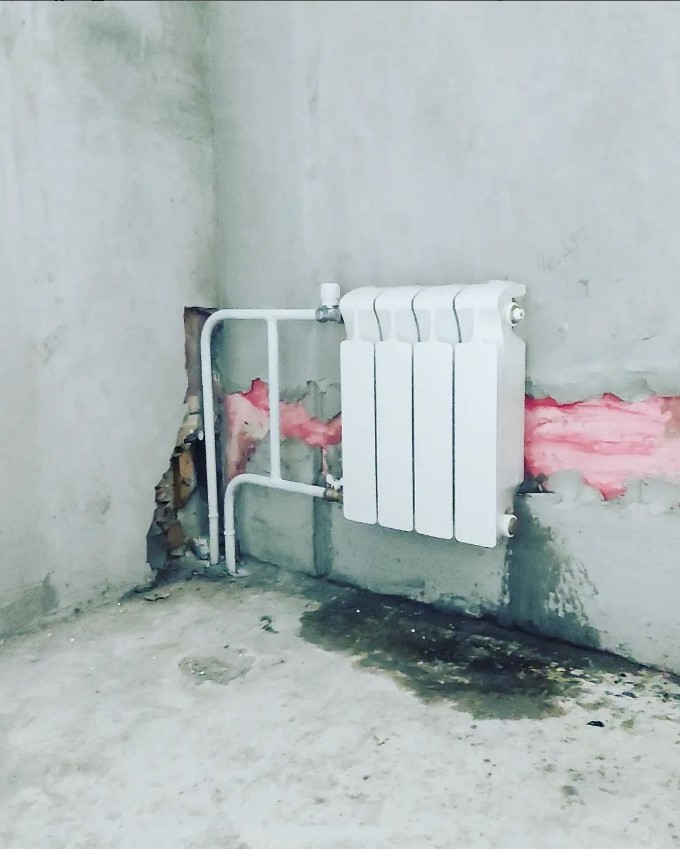 Установка батареи на кухню Батарея из четырех секций